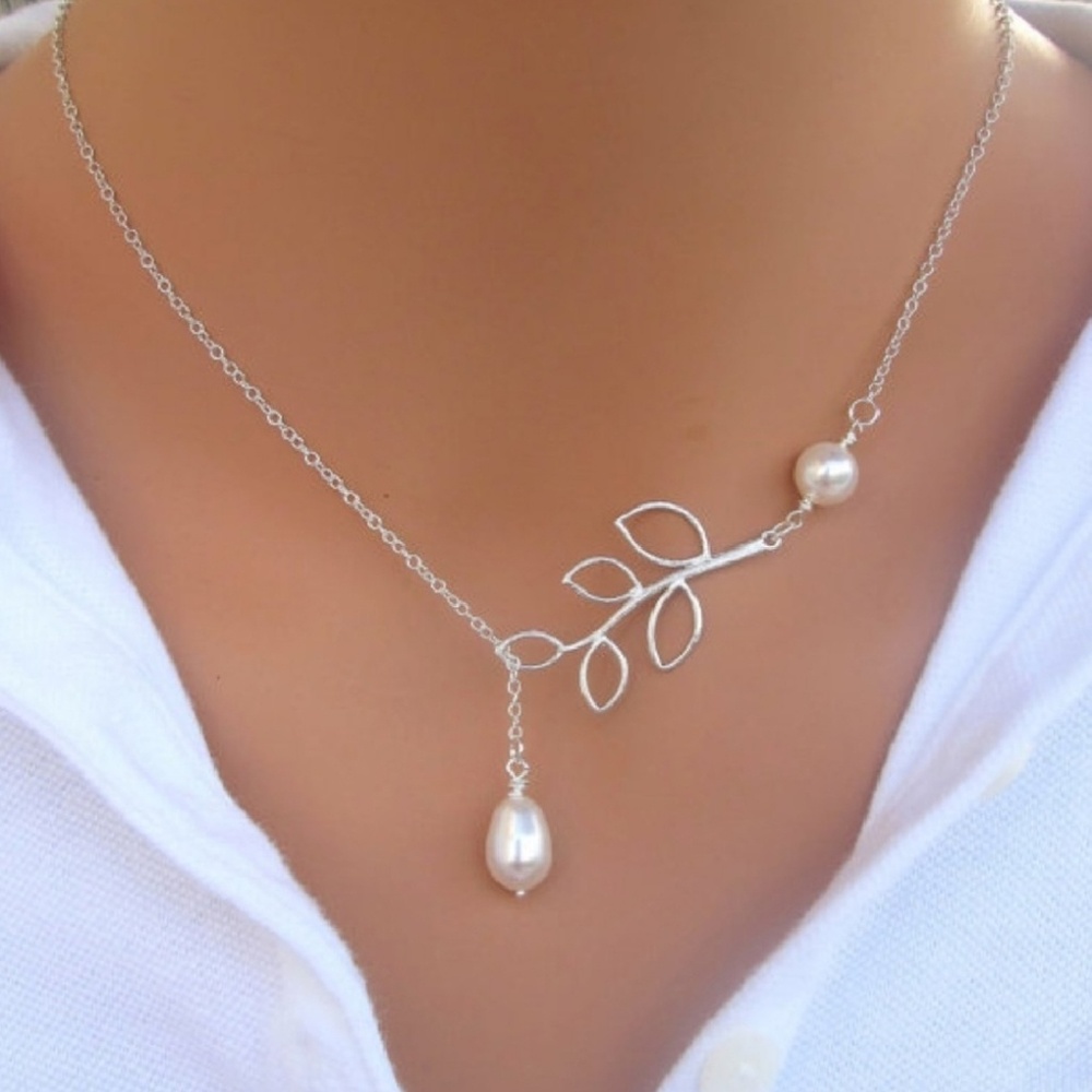 🤍Pearly Dainty leaf necklace